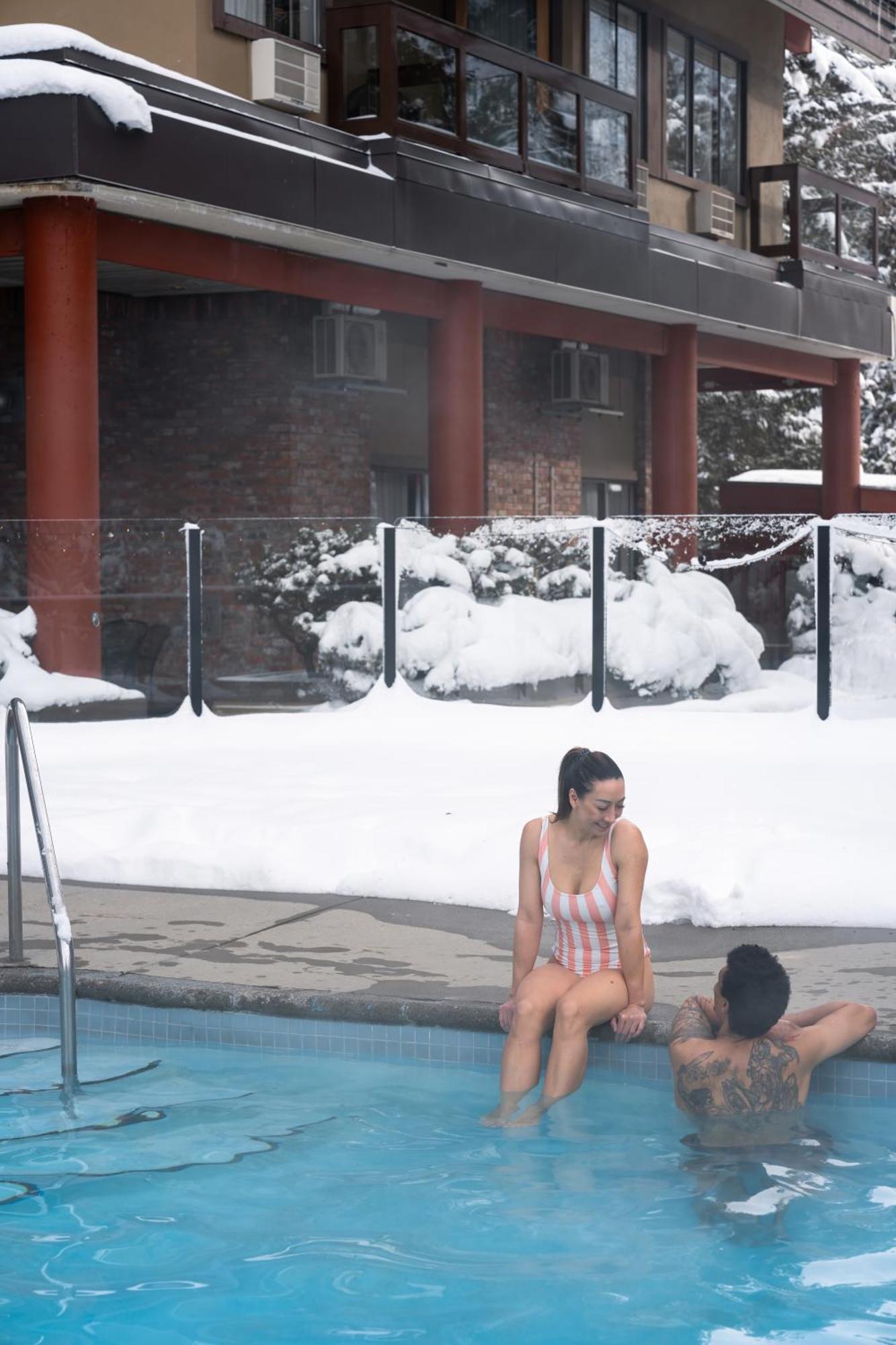 Whistler Village Inn & Suites Экстерьер фото
