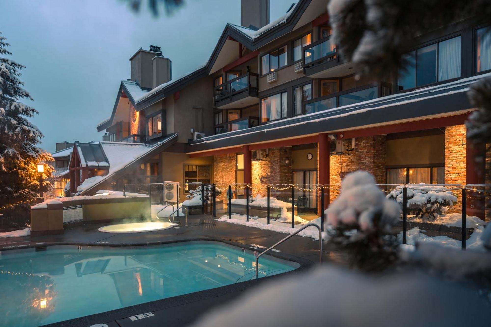 Whistler Village Inn & Suites Экстерьер фото