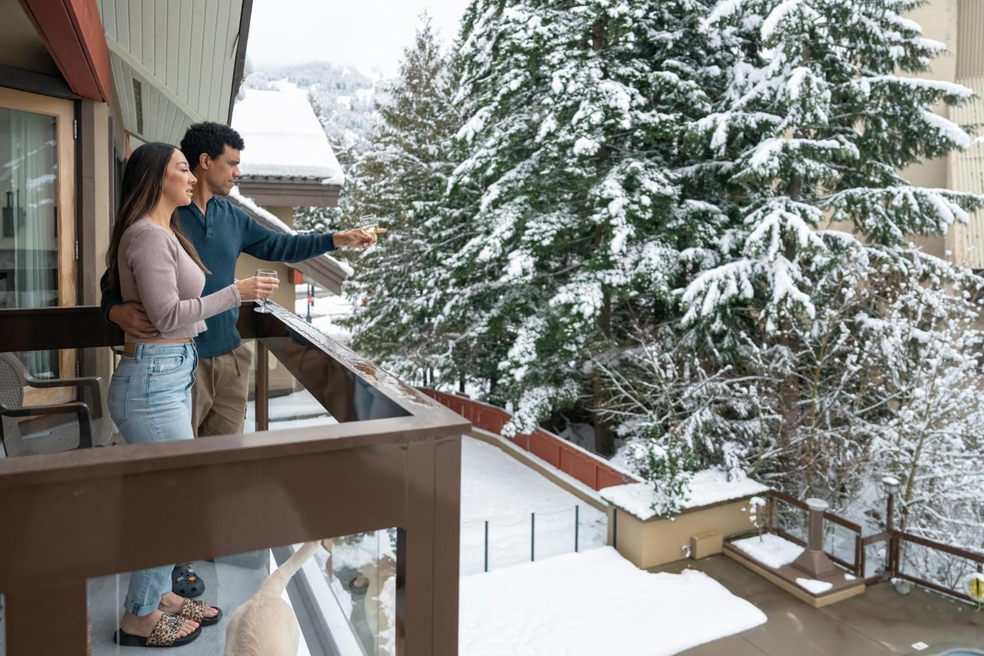Whistler Village Inn & Suites Экстерьер фото