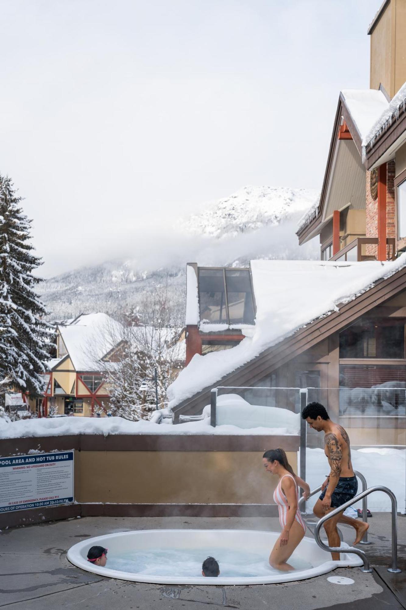 Whistler Village Inn & Suites Экстерьер фото